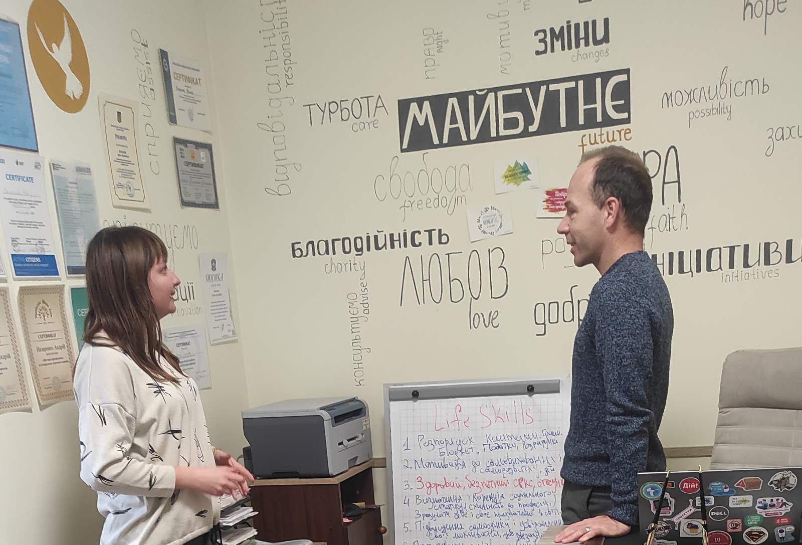 Доц. кафедри соціальної роботи та менеджменту соціокультурної діяльності Галина Олійник та директор БФ «Майбутнє сиріт»Андрій Назаренко